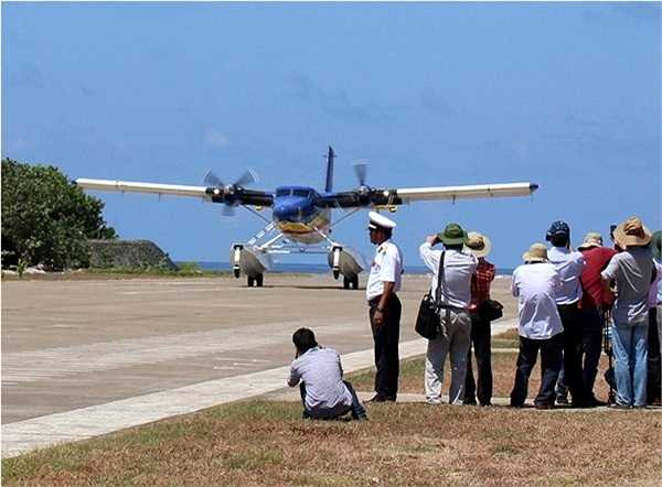 Thủy phi cơ tiếp đất bằng các bánh sau