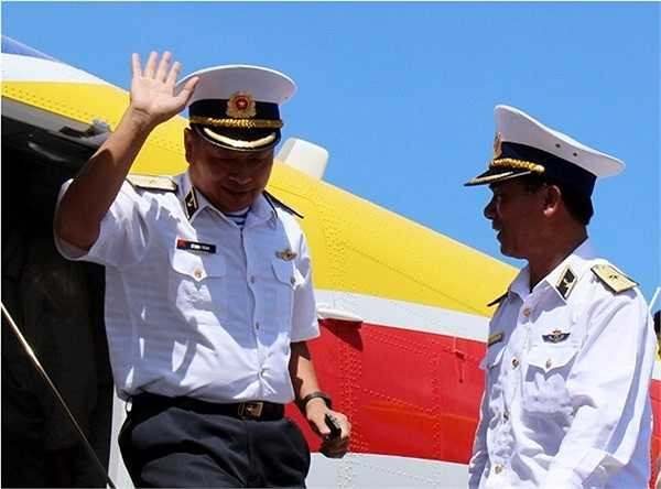 Chuẩn Đô đốc Nguyễn Ngọc Tương, Phó Chính ủy Quân chủng Hải quân, Phó Trưởng đoàn công tác số 5 đi thăm Trường Sa đón Chuẩn Đô đốc, Phó tư lệnh Quân chủng Hải quân, Lê Minh Thành tại sân bay Trường Sa.