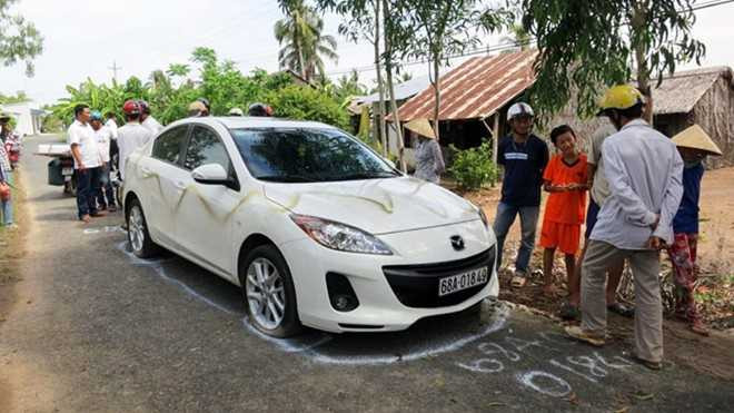 Công an xã uống bia, chặn xe, xịt sơn lung tung