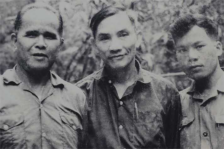 Anh hùng Núp, ông Trần Văn Bình - Bí thư tỉnh ủy Gia Lai và Anh hùng Kpă Klơng. Theo Kiến thức