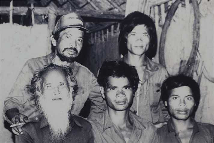 Ông chụp ảnh cùng bà con ở làng Sơtơr năm 1990. Theo Kiến thức