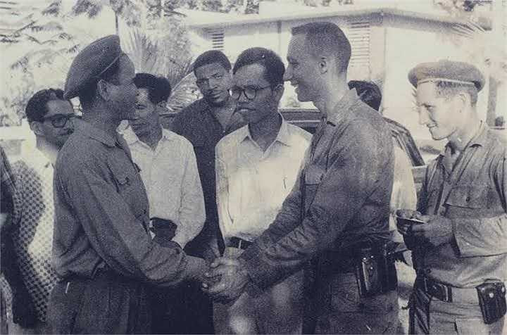 Ông thăm những người đồng chí Cuba. Theo Kiến thức