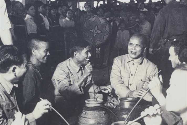 Anh hùng Núp trò chuyện cùng các đồng bào ở buôn làng. 