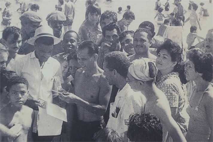 Chụp hình tại bãi biển Cuba. Theo Kiến thức