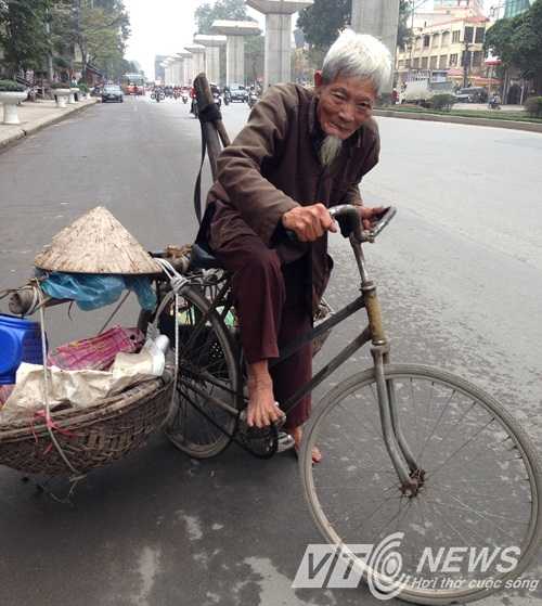  Cụ Nguyễn Trung Khánh đạp chiếc xe cà tàng đi bán chuối khắp Hà Nội