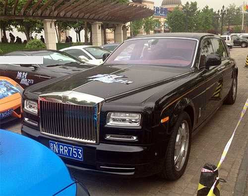 Các thành viên của Sport Car Club tập trung trước cửa trung tâm mua sắm Solana với mẫu siêu sang Rolls-Royce Phantom phiên bản trục cơ sở kéo dài và các siêu xe Ferrari, Lamborghini, Aston Martin hay Maserati.