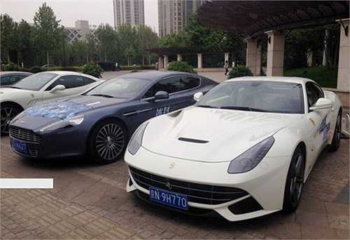 Ferrari F12 Berlinetta trắng và Aston Martin Rapide.