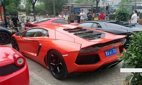Aventador màu cam.