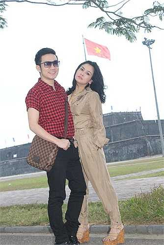 Dù đã bước sang tuổi 45, nhưng Thanh Lam vẫn trung thành với phong cách thời trang gợi cảm khi chụp ảnh cùng đàn em Quang Hà.