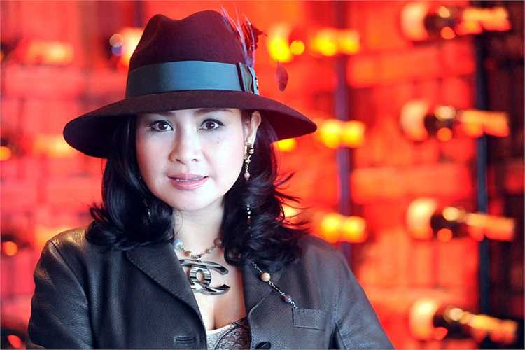 Những bộ váy áo cầu kỳ những rất sexy với chất liệu ren xuyên thấu làm nên thương hiệu riêng cho Thanh Lam.