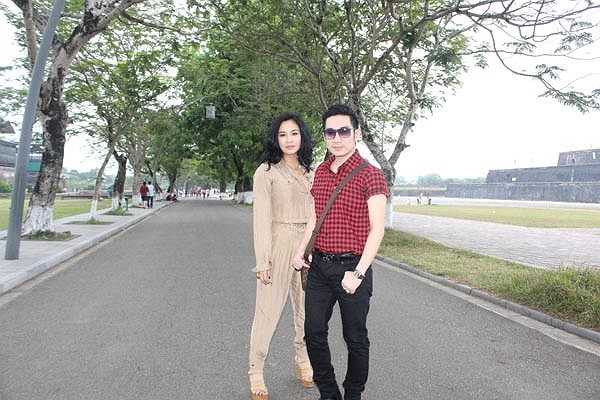 Gương mặt đẹp không tuổi của cô cũng là điểm nhấn hút mắt trong mỗi bức hình.