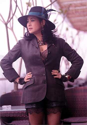 Và không thể phủ nhận trong nhiều lần xuất hiện, Thanh Lam thực sự gây ấn tượng mạnh với kiểu phục sức cầu kỳ của mình.