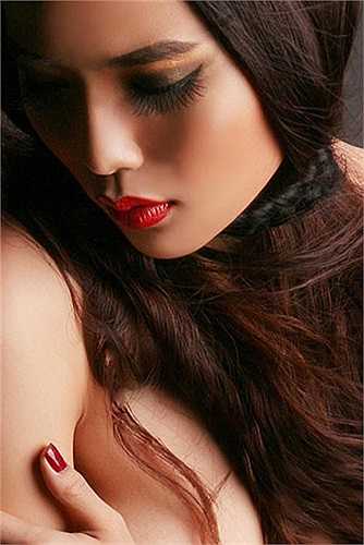 Không thành công như mong đợi, Kim Cương tung ra bộ ảnh nude khá nhức mắt.