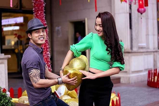 Chàng ca sỹ với nhiều bản hit ấn tượng một thời rất chăm chỉ dẫn bạn gái đi dự sự kiện.