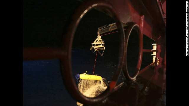 Tìm kiếm MH 370 giữa đại dương