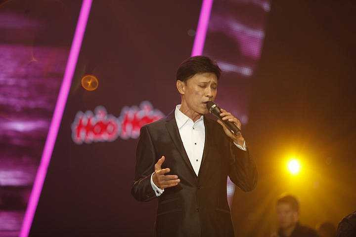 Ngay từ lúc xuất hiện trên sân khấu 'Dấu ấn', danh ca Tuấn Ngọc đã nhận được rất nhiều tràng pháo tay từ khán giả. Ông song ca cùng Quang Hà ca khúc 'Khúc thụy du' và 'Đêm đông'.