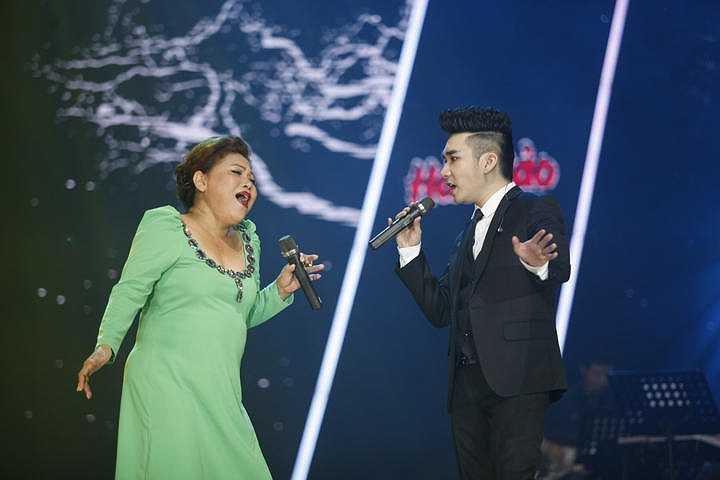 Ngay khi chị vừa cất giọng song ca cùng Quang Hà ca khúc 'Mùa thu lá bay', khán giả đã reo hò cổ vũ cho sự trở lại đầy ấn tượng của 'họa mi núi rừng'. 