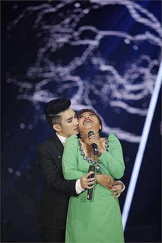 Tuy có phần ốm hơn trước nhưng giọng ca nội lực, khỏe khoắn và trong vút của Siu Black dường như không lẫn vào đâu được. 