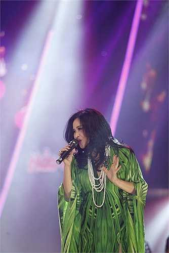 Không kém cạnh đàn chị, Quang Hà cũng phiêu hết mình trong hai nhạc phẩm của cố nhạc sỹ Trịnh Công Sơn.