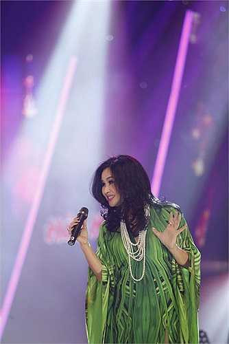 Kết thúc tiết mục, Quang Hà đã ôm chầm nữ ca sỹ đàn chị để thay cho lời cảm ơn. 