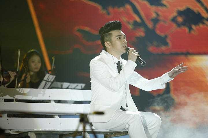 Liveshow Dấu Ấn mở đầu với hoạt cảnh Hà Nội – Sài Gòn để tái hiện lại chặng đường khởi nghiệp đầy gian nan của Quang Hà khi anh vừa từ Hà Nội vào TP.HCM lập nghiệp. 