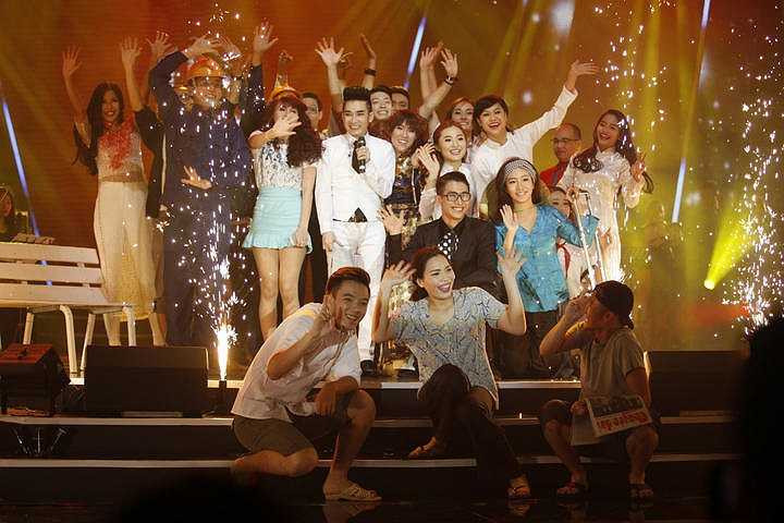 Maya là ca sỹ khách mời khiến khán giả ngỡ ngàng nhất với màn trình diễn nồng nàn, tình tứ và sâu lắng 2 ca khúc 'Nụ hôn cuối cùng' và 'Trăm năm không quên'.