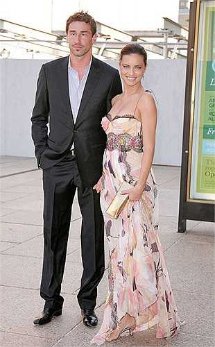 Chồng cũ của thiên thần nội y là một vận động viên bóng rổ người Serbia. Họ lấy nhau vào ngày Valentine năm 2009 và đã có với nhau hai cô con gái là Valentina 4 tuổi và Sienna mới 19 tháng tuổi