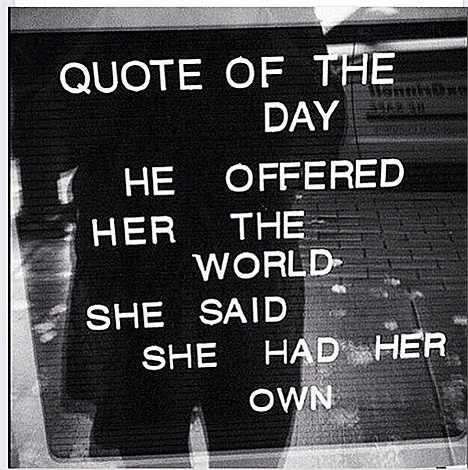 Trong một bức ảnh đăng tải trên Instagram, siêu mẫu viết: 'Câu trích dẫn trong ngày: Anh muốn dành cho nàng cả thế giới. Nàng trả lời, nàng đã có thế giới của riêng mình'.