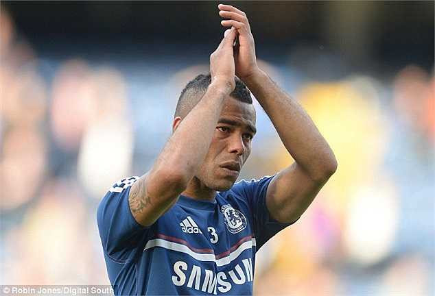 Ngay sau khi trận đấu giữa Chelsea và Norwich kết thúc, Ashley Cole đã đi khắp sân và hướng về các khán đài vỗ tay như muốn gửi lời cảm ơn đến các CĐV của Chelsea đã luôn ủng hộ anh trong thời gian thi đấu tại Stamford Bridge với đôi mắt đẫm lệ