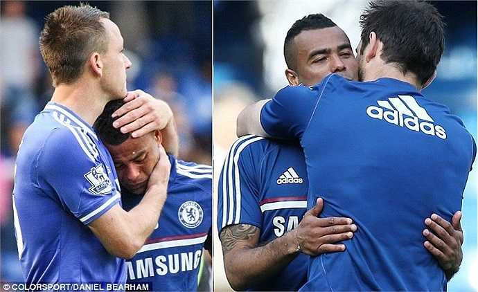 Trước cảm xúc của Ashley Cole, các đồng đội đã chinh chiến nhiều năm cùng anh là Lampard và Terry đã dành cho anh những cái ôm thật chặt, bởi họ hiểu rằng đây chính là mùa giải cuối cùng được chơi cùng nhau trong màu áo The Blues.