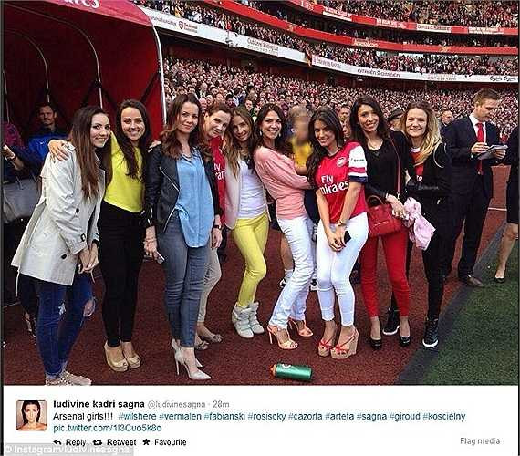 Trước trận đấu giữa Arsenal và West Brom, dàn chân dài vợ và người yêu các cầu thủ đã xuất hiện trước đường hầm bước ra sân chào đón các cầu thủ nhà. Đây là trận đấu trên sân nhà Emirates cuối cùng của Pháo thủ ở mùa giải này.