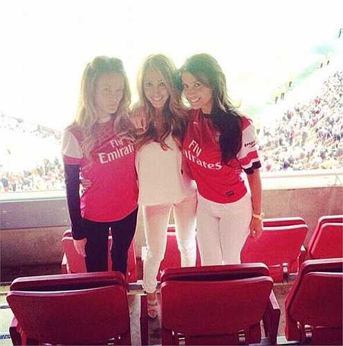 Trong số này, cô vợ của Sagna, Ludivine (bìa phải) tỏ ra vượt trội về vóc dáng và khuôn mặt ưa nhìn. Lẽ dĩ nhiên, có khá nhiều người phải ghen tị với hậu vệ người Pháp.