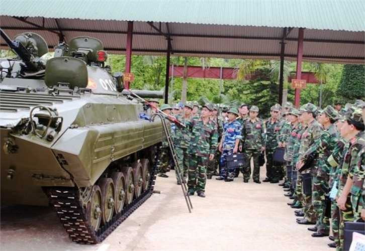 Dù được coi là thế hệ 2 của dòng xe chiến đấu bộ binh lội nước Liên Xô, nhưng về cơ bản BMP-2 dùng khung thân giống với mẫu BMP-1 với một số điểm cải tiến đáng kể về vũ khí. 