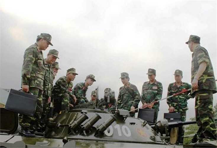 Ngoài ra, do cỡ đạn nhỏ hơn nên BMP-2 có cơ số đạn lớn hơn (300 viên so với 40 viên của BMP-1). 