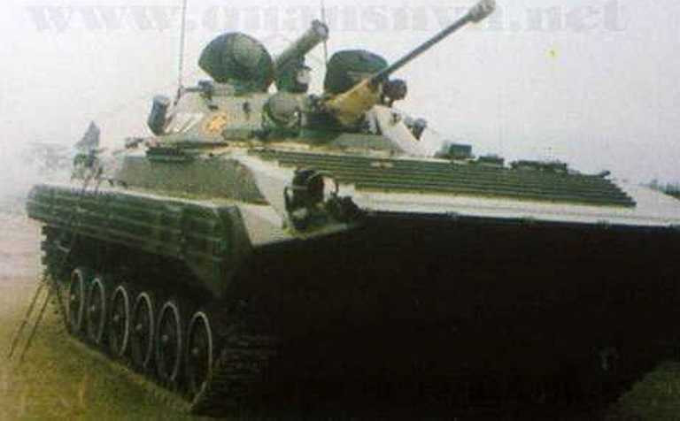 Trong khi BMP-1 có 2 khẩu PKT 7,62mm ở hai bên đầu xe thì ở BMP-2 chỉ còn một khẩu bên phải, khẩu bên trái đã bị loại bỏ. 