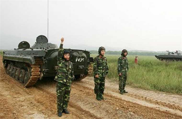 Xe trang bị động cơ diesel 300 mã lực cho tốc độ tối đa trên đường bằng 65km/h, 7km/h trên mặt nước. (Trong ảnh: Xe chiến đấu BMP-1)