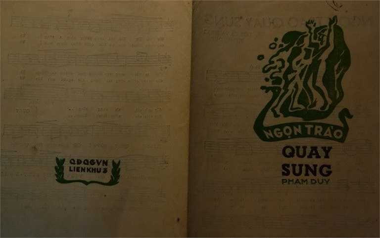 Có cả những tờ truyền đơn kết hợp tranh của Lương Xuân Nhị và những bản nhạc có lời phản chiến của nhạc sĩ Phạm Duy. 