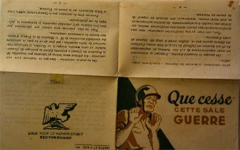 Từ tranh vẽ, truyền đơn được in ở dạng 'tờ rơi' khổ nhỏ kèm tiếng Pháp. 