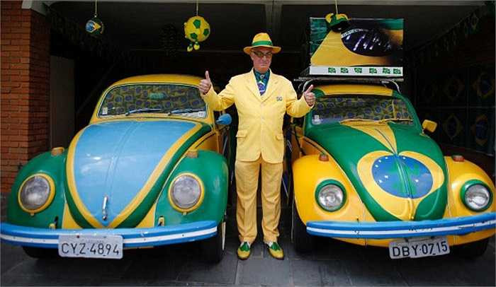 Để chào mừng World Cup 2014, một tín đồ môn túc cầu tại nước chủ nhà Brazil đã độ cặp đôi xe Volkswagen Beetles với màu của quốc kỳ Brazil.