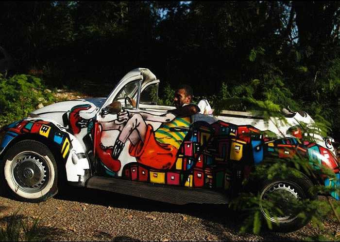 Nghệ sỹ graffiti Andrei de Lima đã biến chiếc Volkswagen Beetle thành một bức tranh di động thú vị.