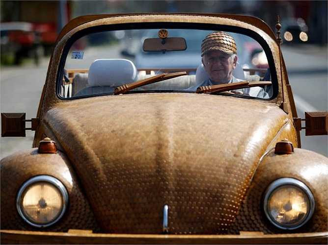 Một chiếc Volkswagen Beetle làm hoàn toàn bằng gỗ của một nghệ nhân người Bosnia tại triển lãm Essen 2013.