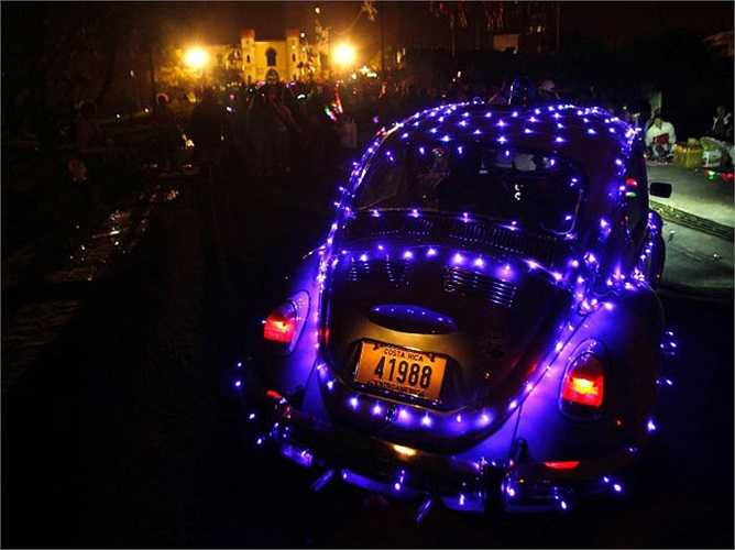 Phủ kín bởi các loại đèn, chiếc Beetle này là món quà chào mừng độc đáo mỗi dịp Giáng Sinh tại Costa Rica.