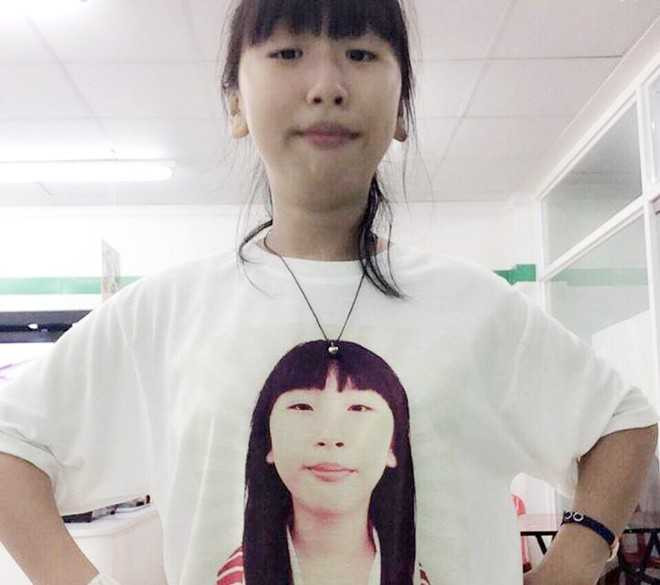 Nữ sinh tự in hình chính mình trên áo để "mặc chơi".