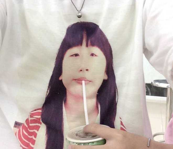 Cô làm trò với chính gương mặt mình trên áo.