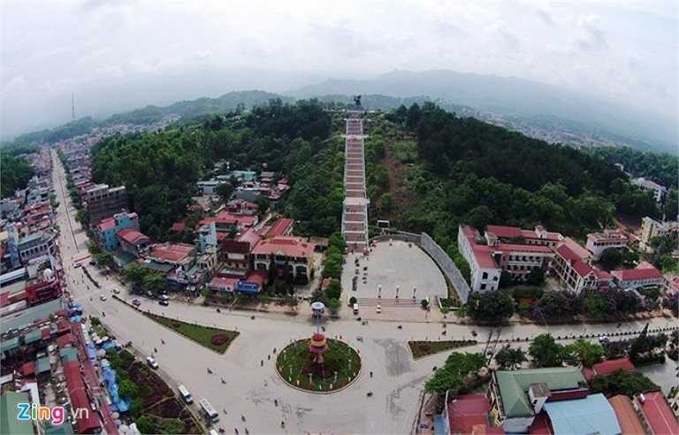 Điện Biên Phủ vốn được gọi là Mường Thanh, từ chữ Mường Then theo tiếng dân tộc Thái nghĩa là 'Xứ Trời'. Điện Biên Phủ trở thành thành phố từ tháng 10/2003 và là đô thị loại 3 thuộc tỉnh Điện Biên. Thành phố có diện tích hơn 60 km², gồm 7 phường và 2 xã. Nhắc đến địa danh này không ai có thể quên chiến thắng hào hùng 60 năm trước của quân và dân Việt Nam trước trận địa được cho là 'bất khả xâm phạm' của thực dân Pháp.