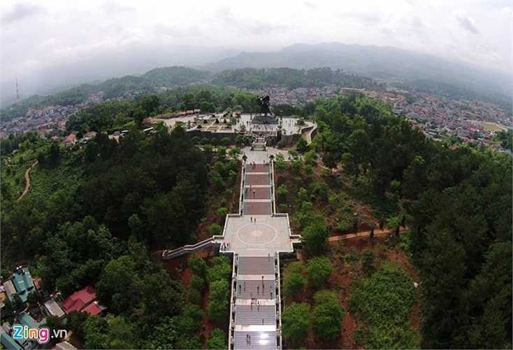 Tượng đài chiến thắng Điện Biên Phủ được đặt trên đồi D1 ở vị trí trung tâm thành phố đồng thời cũng là trung tâm khu di tích. Cao khoảng 50 m so với cánh đồng Mường Thanh, đây là địa điểm mà cả thành phố đều có thể nhìn thấy.