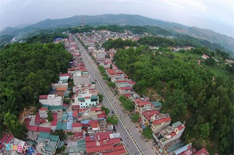 Đoạn đường 7/5 đã đổi tên thành đường Võ Nguyên Giáp có chiều dài gần 7 km, từ cầu Huổi Phạ đến hết cầu bêtông ranh giới thành phố với huyện Điện Biên. Đây là tuyến đường thuộc Quốc lộ 279 huyết mạch, thông thương với cửa khẩu Quốc tế Tây Trang nối với Lào.