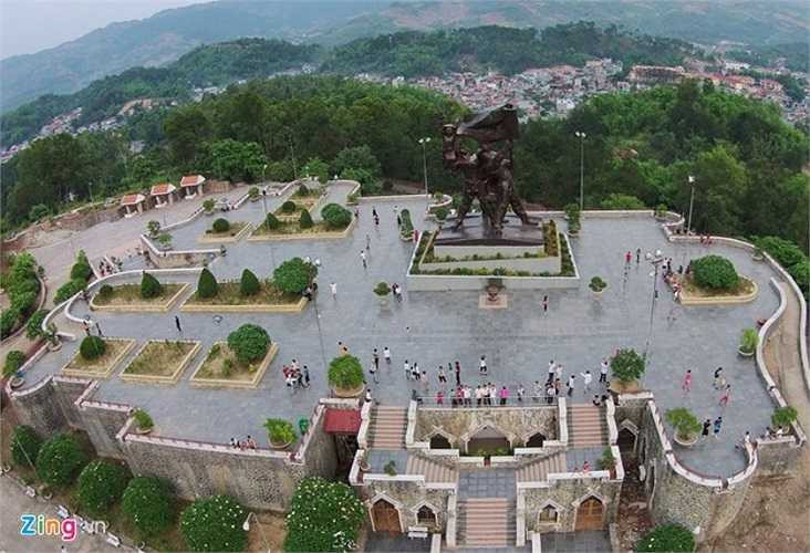 Tượng đài khánh thành vào ngày 30/4/2004 nhân dịp kỷ niệm 50 năm chiến thắng Điện Biên Phủ. Với chiều cao 12,6 m, bệ tượng cao 3,6 m, nặng 220 tấn, quần thể tượng đài chiến thắng gồm 3 chiến sĩ bộ đội đứng quay lưng vào nhau, nâng một em bé Thái, trên cùng là lá cờ quyết chiến quyết thắng.