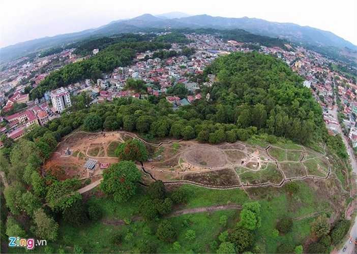 Đồi A1 nằm ở phường Mường Thanh, là cứ điểm quan trọng bậc nhất trong tập đoàn cứ điểm của thực dân Pháp. Đồi nằm dài theo hướng Tây Bắc – Đông Nam, bao gồm 2 đỉnh: Tây Bắc cao hơn 490 m, Đông Nam cao hơn 493 m. A1 là ký hiệu mà quân đội Việt Nam đặt cho quả đồi. Sáng 7/5/1954, quân đội Việt Nam đã chiếm được vị trí quan trọng này.