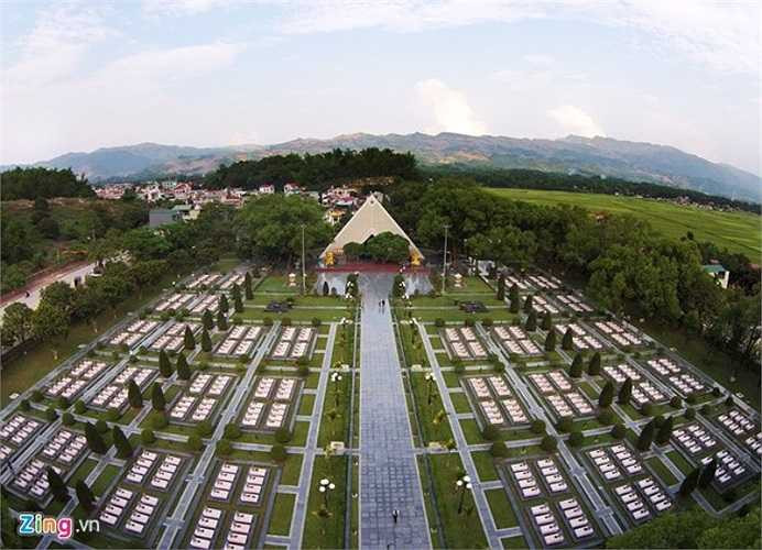 Nghĩa trang liệt sĩ A1, được xây dựng năm 1958. Nơi đây có 644 ngôi mộ là những chiến sĩ hy sinh trong chiến dịch Điện Biên Phủ. Hầu hết đều không gắn tên, chỉ có 4 ngôi mộ ghi danh các anh hùng liệt sĩ Tô Vĩnh Diện, Phan Đình Giót, Bế Văn Đàn, Trần Can.